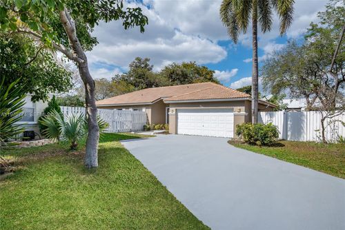 210 Sw 98th Ter, Pembroke Pines, FL, 33025-1056 | Card Image