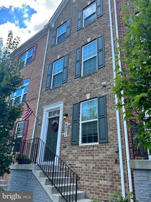 4901 Crest View Dr, HYATTSVILLE, MD, 20782-3679 | Card Image