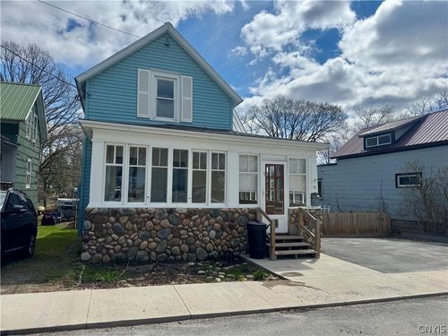 8 2nd St, Alexandria Bay, NY, 13607-1004 | Card Image