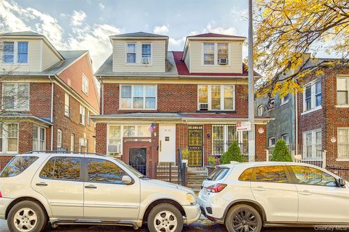 3528 93rd St, Jackson Heights, NY, 11372-5864 | Card Image