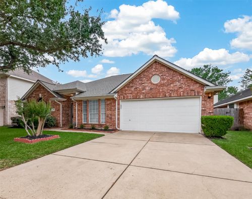 1027 S Wellsford Dr, Pearland, TX, 77584-7612 | Card Image