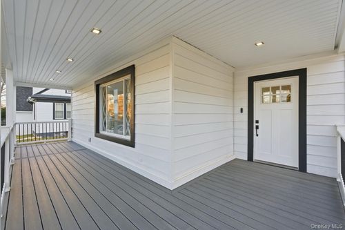 135 Whaley St, Freeport, NY, 11520-4220 | Card Image