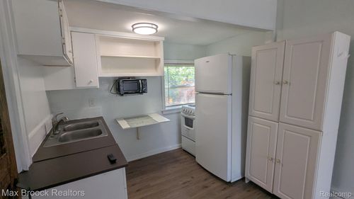 913 Boston Ave, Waterford, MI, 48328-3701 | Card Image