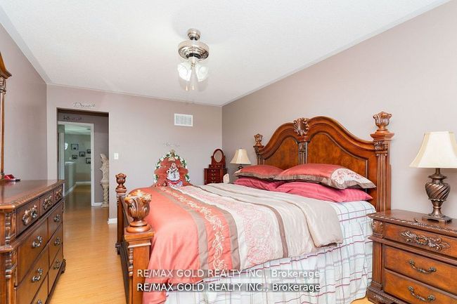 34 Jingle Cres, House attached with 4 bedrooms, 4 bathrooms and 2 parking in Brampton ON | Image 20