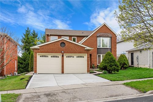 40 Old Maple Lane, Kitchener, ON, N2N2L2 | Card Image