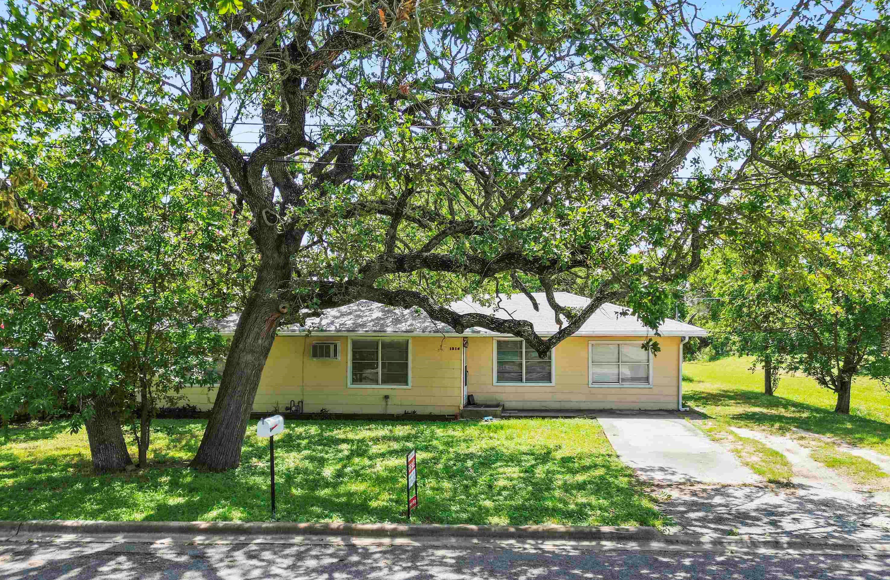 Oak St, Burnet, TX 78611