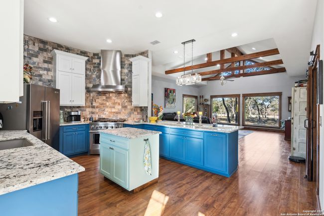 381 Camino Primero, House other with 3 bedrooms, 2 bathrooms and null parking in Leakey TX | Image 13
