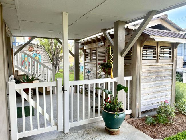Covered porch with stairway | Image 8
