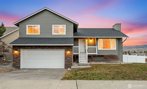 576 Saddle Rock Loop, Wenatchee, WA, 98801-9467 | Card Image