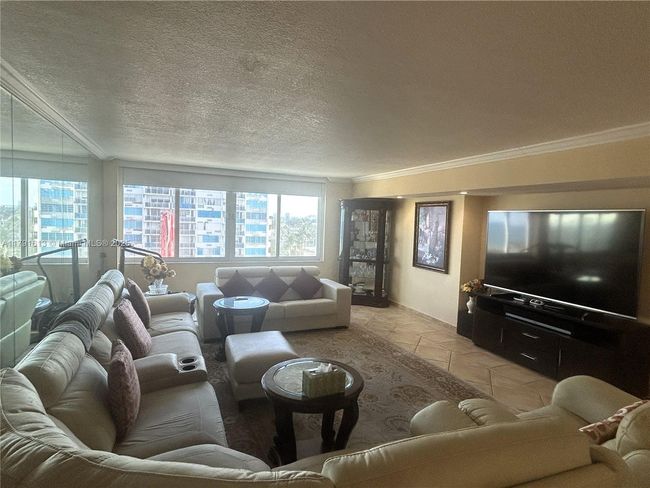 APT-434 - 5401 Collins Ave, Condo with 2 bedrooms, 2 bathrooms and null parking in Miami Beach FL | Image 6