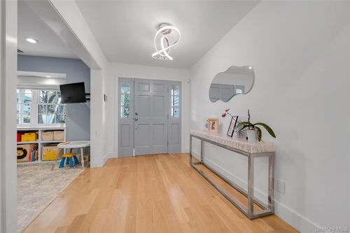 20 Sea Gull Ln, Port Washington, NY, 11050-1724 | Card Image