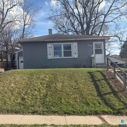 2205 W 15th St Street, Sioux Falls, SD, 57104-4525 | Card Image