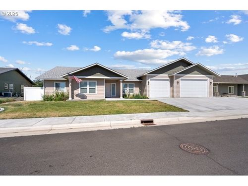 590 Sw Cottonwood Dr, Hermiston, OR, 97838-2677 | Card Image