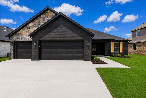 2105 N Chanae St, Siloam Springs, AR, 72761 | Card Image