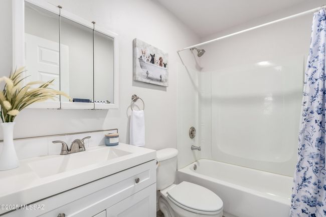 Bathroom 1 | Image 17