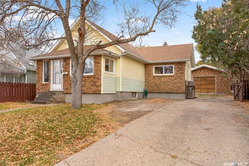 926 Montgomery Street, Moose Jaw, SK, S6H2W8 | Card Image