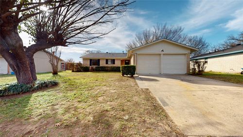 3220 Centennial Rd, Forest Hill, TX, 76119-7103 | Card Image