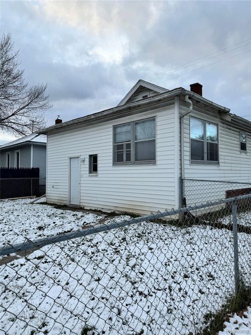 2420 Bay St, Saginaw, MI, 48602-3826 | Card Image