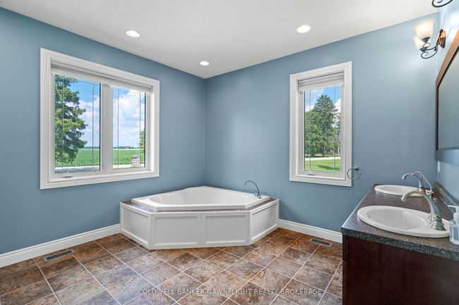 6407 Whalen Line, House other with 5 bedrooms, 3 bathrooms and 10 parking in Lucan Biddulph ON | Image 19