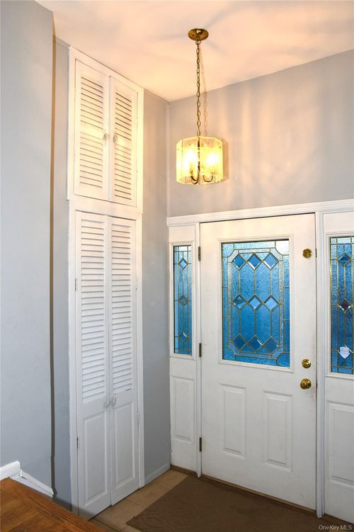 242 Munro Blvd, Valley Stream, NY, 11581-3453 | Card Image