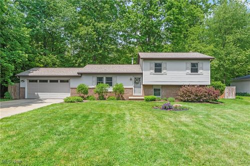 631 Lynnview St Sw, Hartville, OH, 44632-8784 | Card Image
