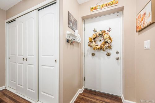 35912 Ann Arbor Trl, Livonia, MI, 48150-3556 | Card Image