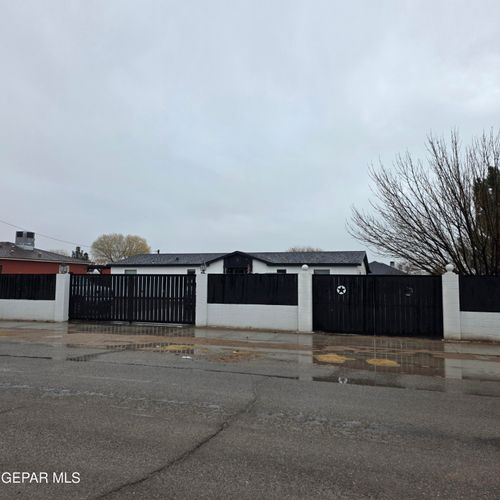 270 Flor Amarilla Ave, Socorro, TX, 79927-3325 | Card Image