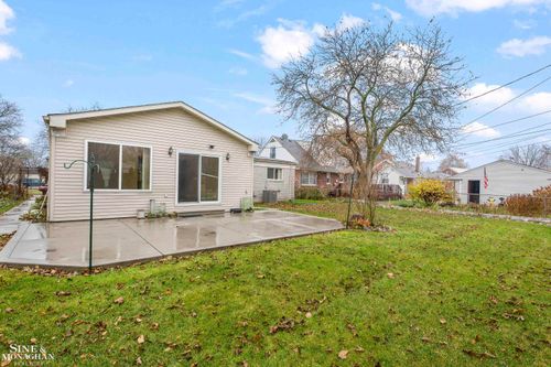 22201 Benjamin St, Saint Clair Shores, MI, 48081-2282 | Card Image