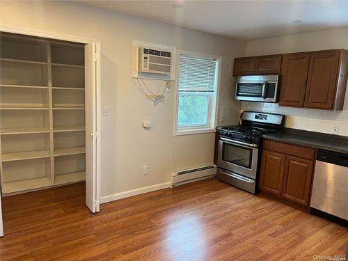 77 Andrew St, Manhasset, NY, 11030-2309 | Card Image