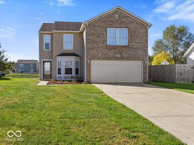 Front of home with Long driveway for parking | Image 1