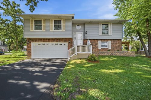 136 Edgewater Dr, Crystal Lake, IL, 60014-5016 | Card Image