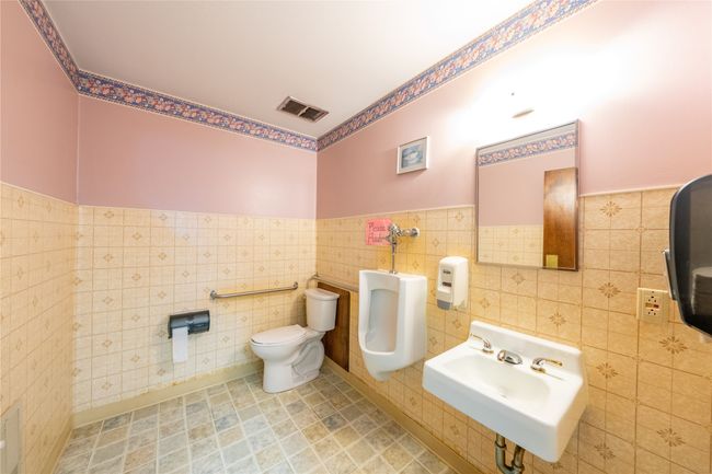 Common Area Bathroom 2 | Image 11
