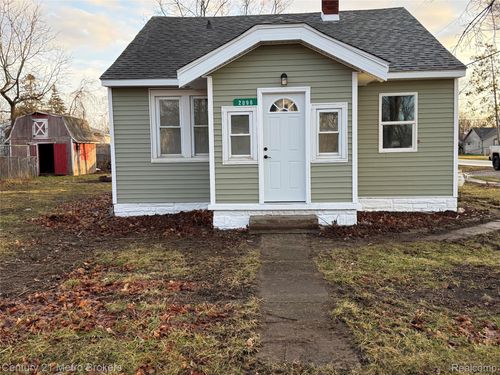 2098 E Scottwood Ave, Burton, MI, 48529-1752 | Card Image
