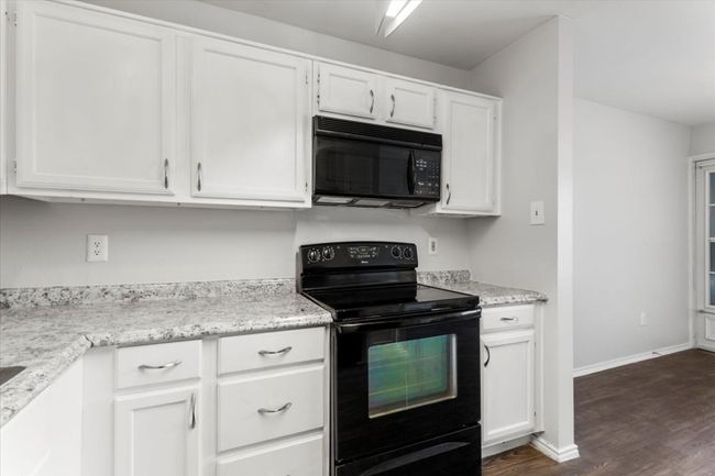 Black electric oven/stove top with built in microwave | Image 7