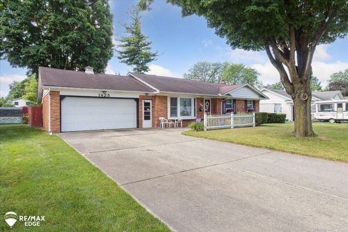 1425 W Judd Rd, Flint, MI, 48507-3656 | Card Image