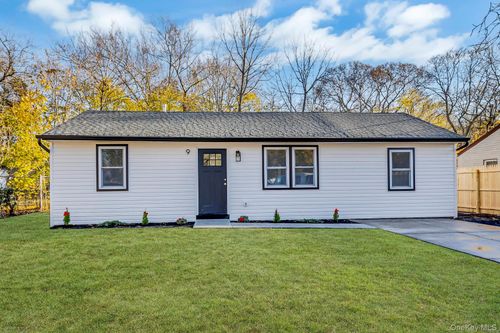 9 Lewis St, Riverhead, NY, 11901-2536 | Card Image