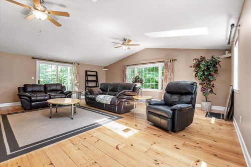 29 Maple Dr, Bedford, NH, 03110-6113 | Card Image