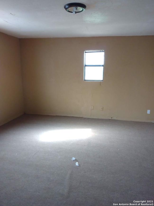 111 Austin St, House other with 5 bedrooms, 2 bathrooms and null parking in Asherton TX | Image 5