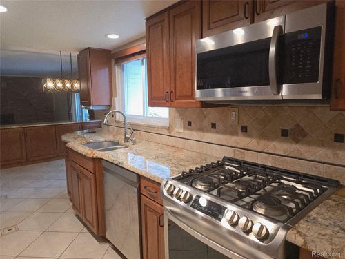 18041 Fairway St, Livonia, MI, 48152-2932 | Card Image