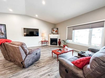 5011 C 49 St, Home with 2 bedrooms, 2 bathrooms and 2 parking in Stettler AB | Image 3