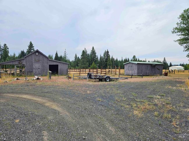 View of yard with an outbuilding | Image 26