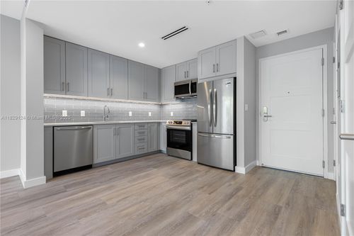 apt-207-3335 Thomas Ave, Coconut Grove, FL, 33133-5830 | Card Image