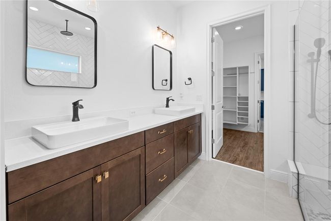 Primary Bathroom | Image 13