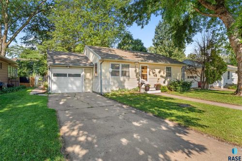 2417 S Lake Ave, Sioux Falls, SD, 57105-3643 | Card Image