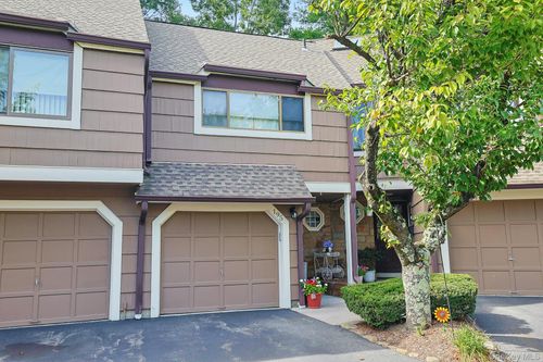 195 Treetop Cir, Nanuet, NY, 10954-1017 | Card Image