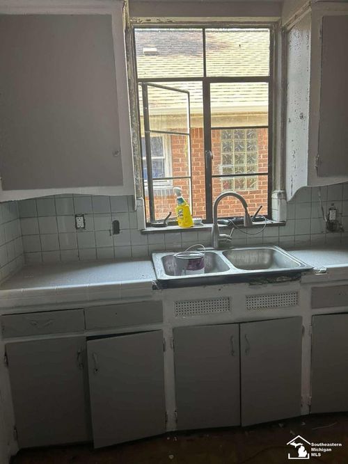 15016 Troester St, Detroit, MI, 48205-3552 | Card Image