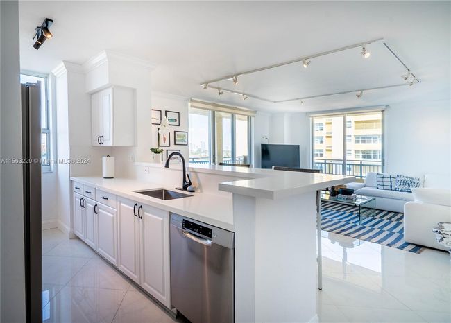 APT-1012 - 90 Alton Rd, Condo with 2 bedrooms, 2 bathrooms and null parking in Miami Beach FL | Image 5