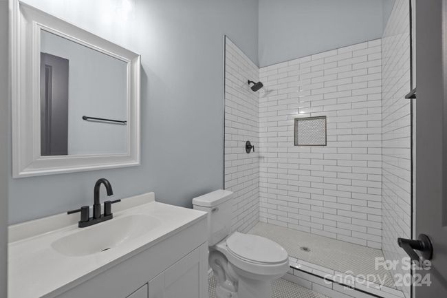 Bath off kitchen and living room | Image 30