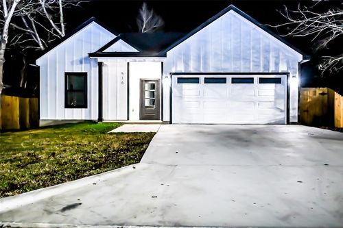 516 N Hackberry Ave, Luling, TX, 78648-1809 | Card Image