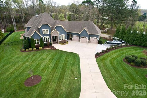 147 Castle Dr, Mooresville, NC, 28117-6077 | Card Image
